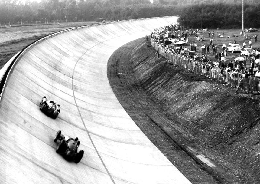 1955: un passaggio sulla sopraelevata durante il GP d’Italia (Publifoto/Olycom)